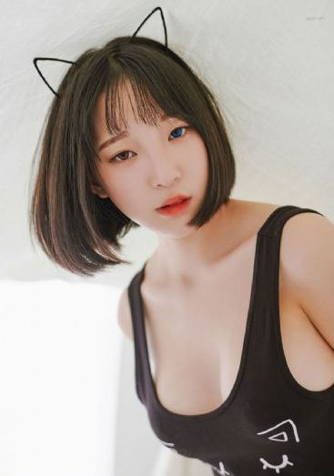 年轻的妈妈观看