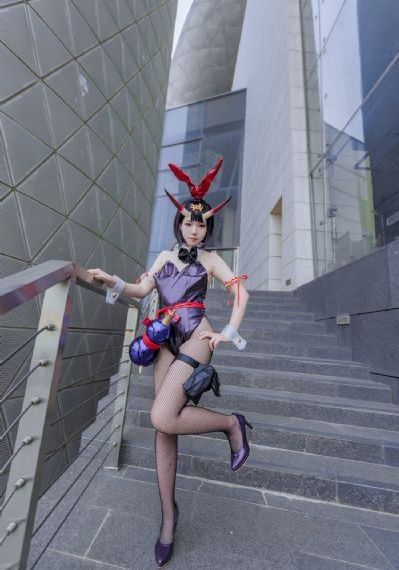 在丈面前被多人侵犯